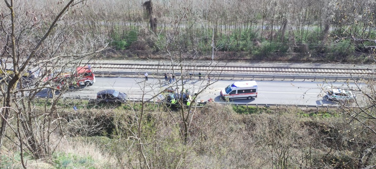 Scontro frontale sulla Statale 38 a Sondrio: quattro persone coinvolte, traffico in tilt