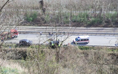 Scontro frontale sulla Statale 38 a Sondrio: quattro persone coinvolte, traffico in tilt