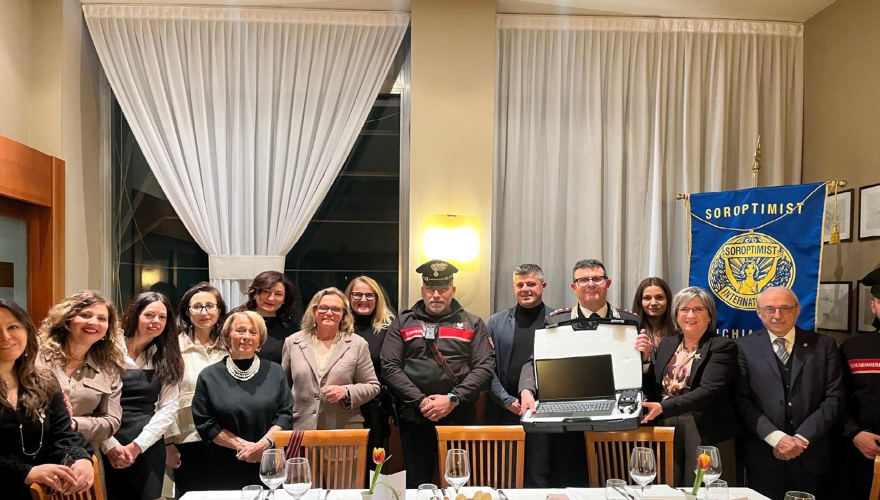 Soroptimist Club Valchiavenna dona ai Carabinieri la valigetta “Una stanza tutta per sé… portatile”