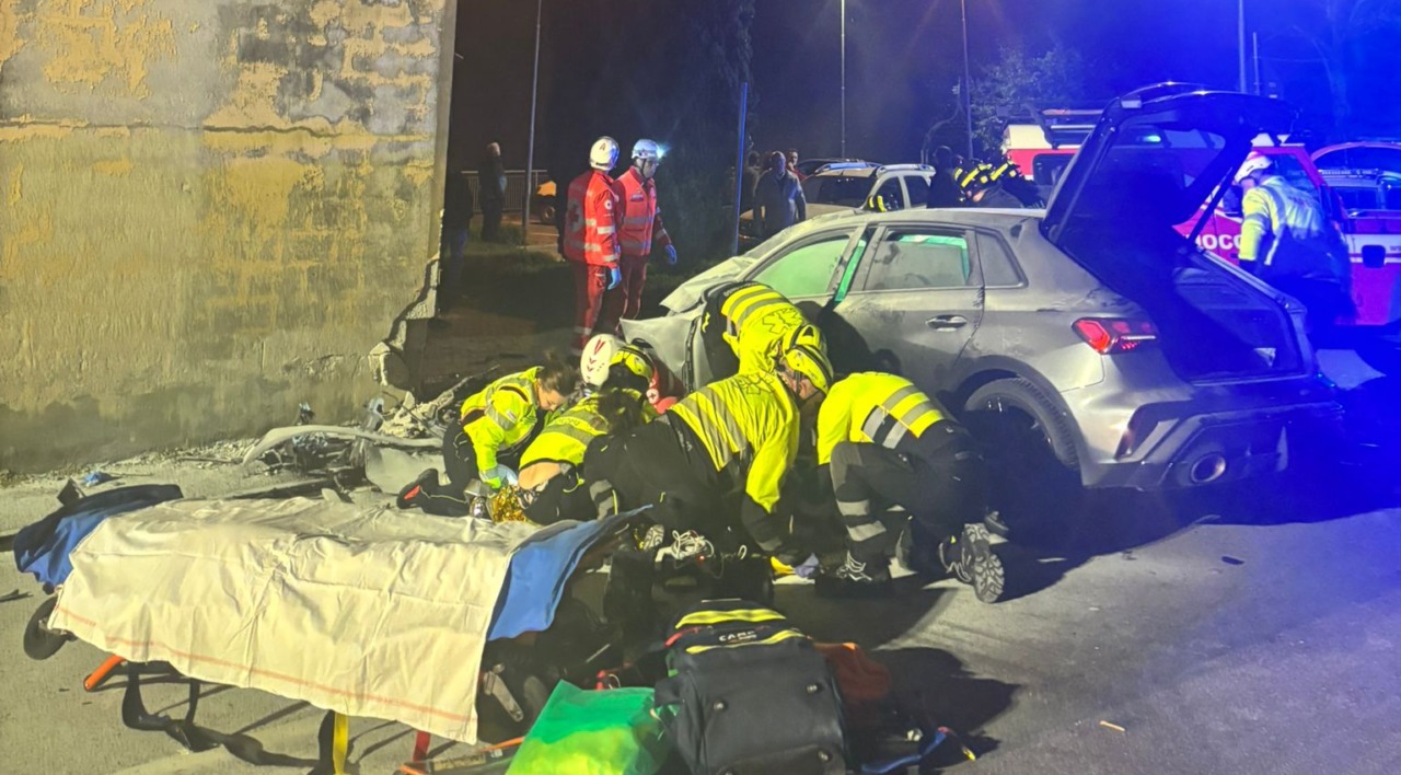 Auto contro il muro di una casa nella notte: tre feriti, intervengono due elicotteri