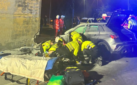 Auto contro il muro di una casa nella notte: tre feriti, intervengono due elicotteri