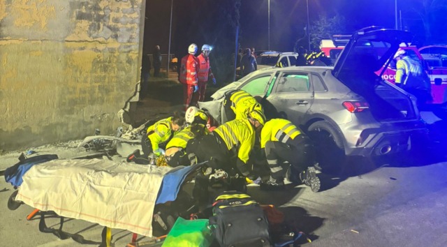 Auto contro il muro di una casa nella notte: tre feriti, intervengono due elicotteri