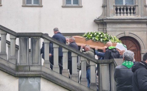 Pontida in lutto per l’addio a Umberto Bossi