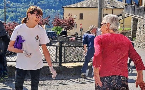 Sabato del Villaggio a Baruffini, i volontari del Borgo al lavoro per abbellire la frazione