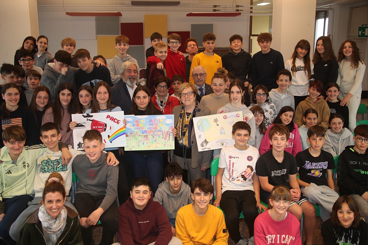 Un poster per la pace: premiati gli studenti