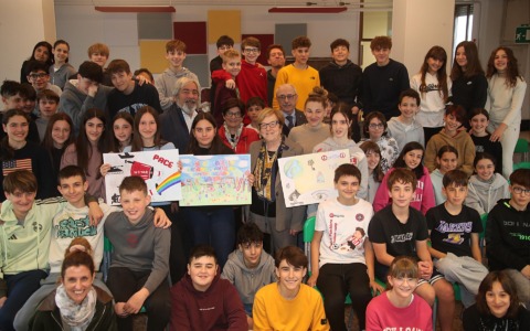 Un poster per la pace: premiati gli studenti