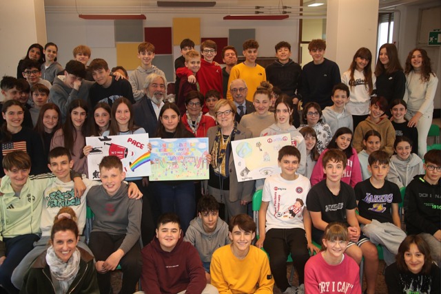 Un poster per la pace: premiati gli studenti