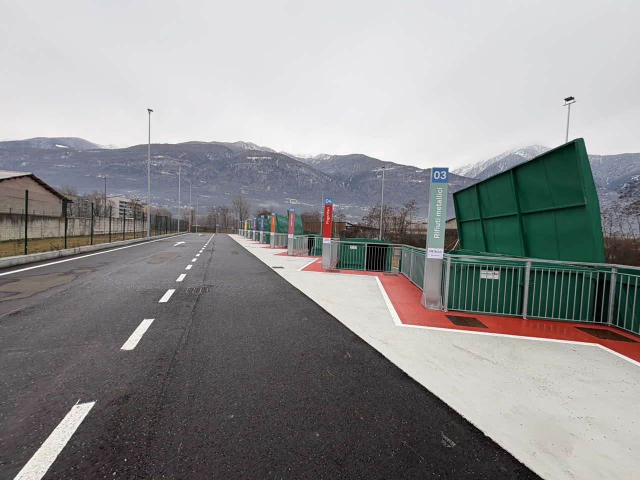 Rifiuti, migliorano i dati della raccolta differenziata con l’ecocentro in via Ventina