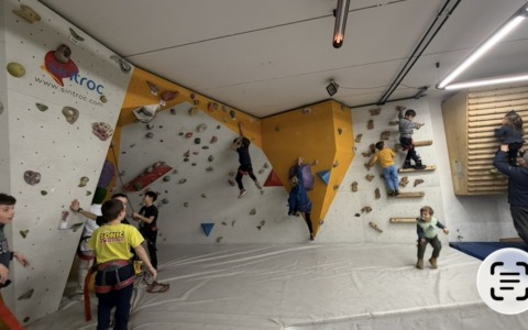 Un corso di arrampicata sportiva dedicato ai ragazzi di elementari e medie