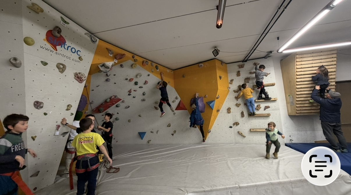 Un corso di arrampicata sportiva dedicato ai ragazzi di elementari e medie