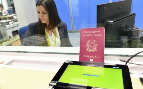 Ora il passaporto si può fare anche in Posta