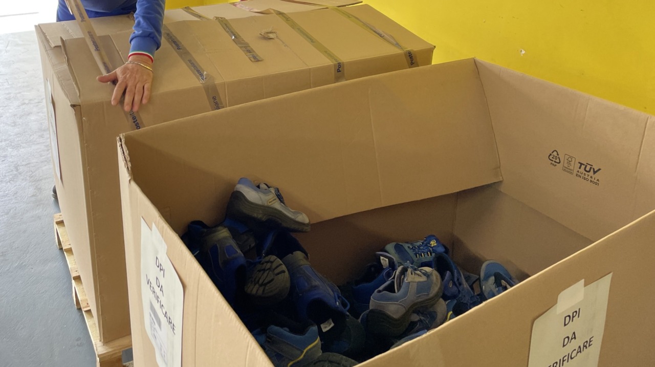 Le scarpe dei portalettere diventano pavimenti antitrauma per bimbi