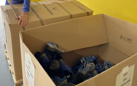 Le scarpe dei portalettere diventano pavimenti antitrauma per bimbi