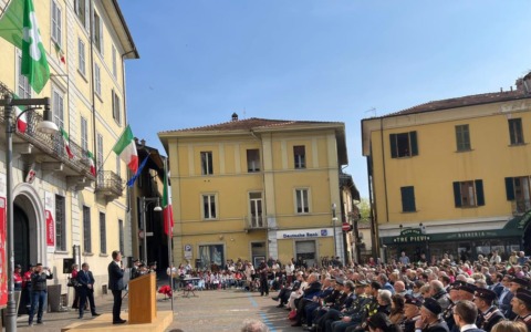 Tutti in piazza a Dongo per celebrare i Carabinieri e la Liberazione