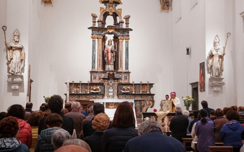 Fedeli nella restaurata San Gottardo