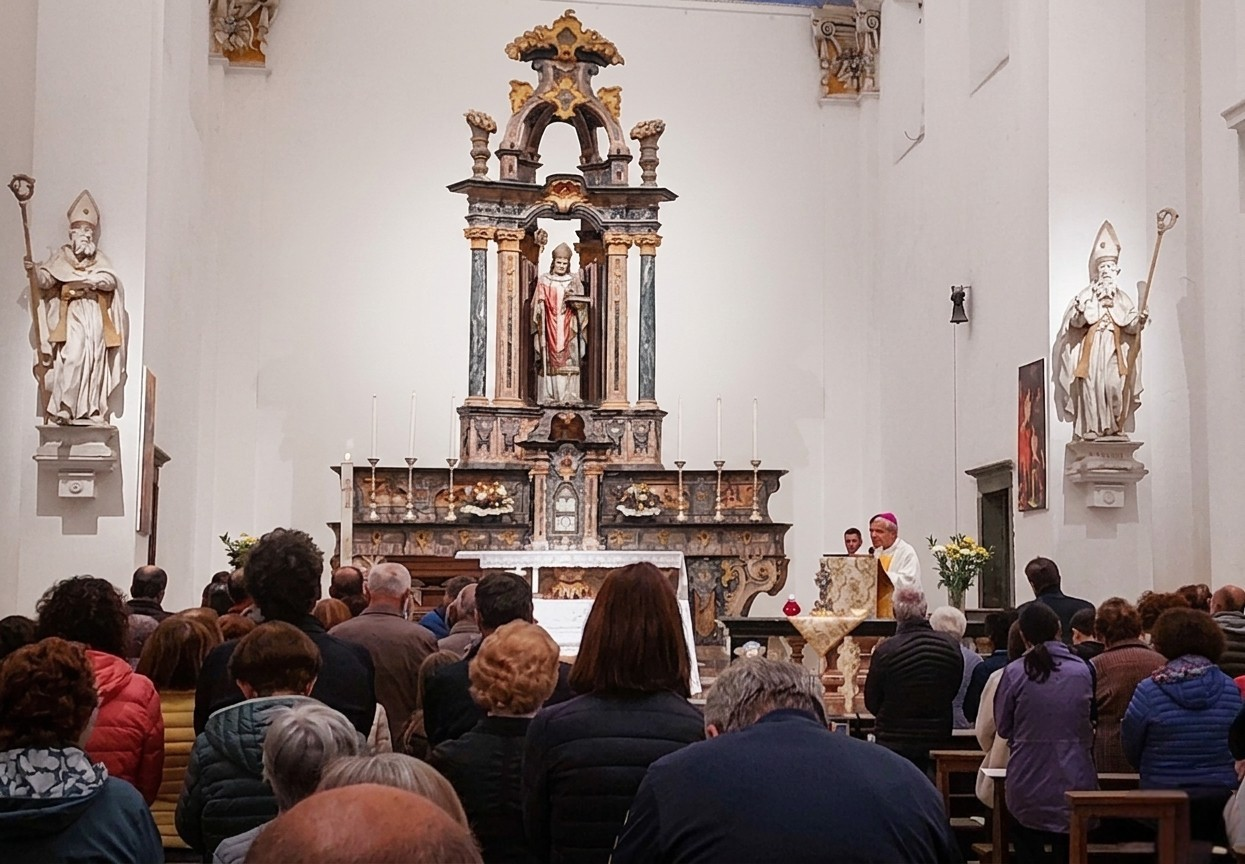 Fedeli nella restaurata San Gottardo