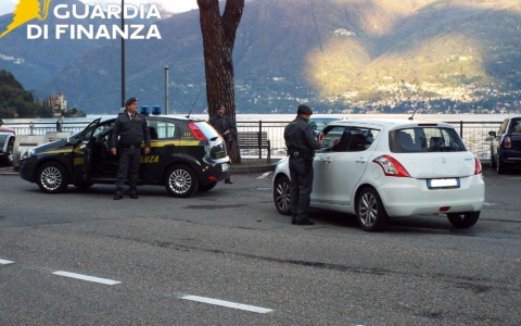 Trasporto di passeggeri abusivo, finisce nei guai