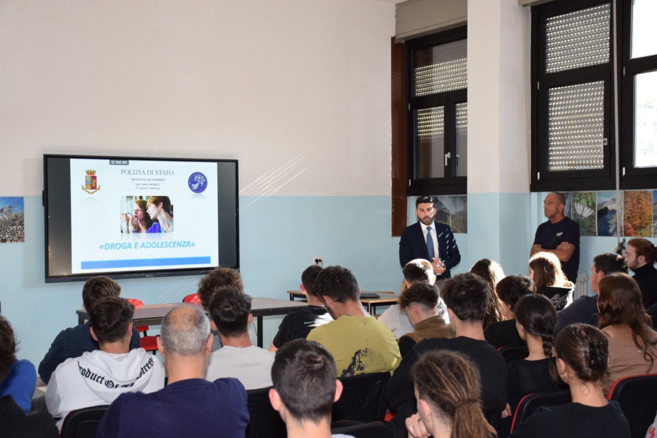 I pericoli della droga, la Polizia incontra gli studenti
