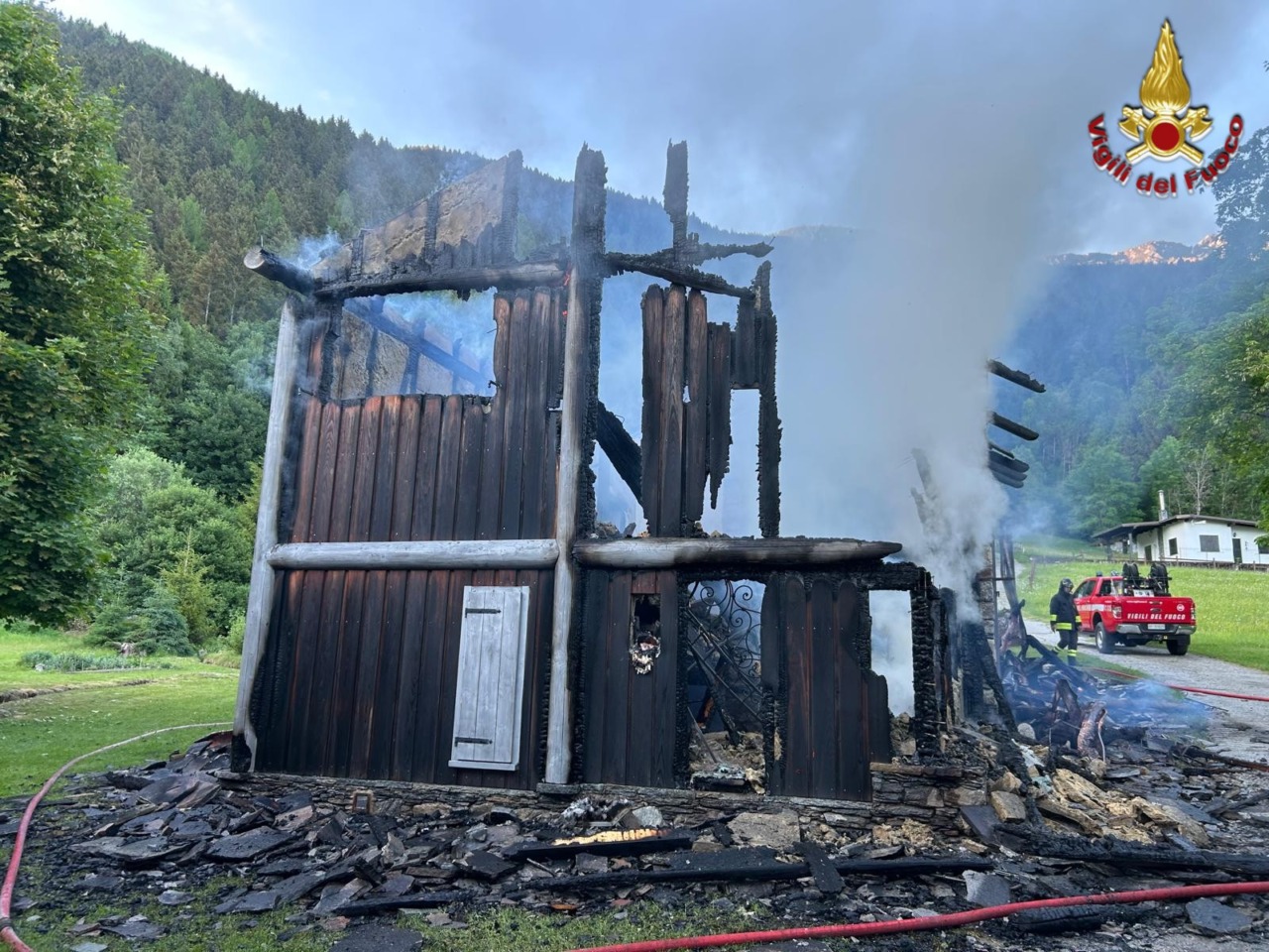Incendio riduce in cenere una baita