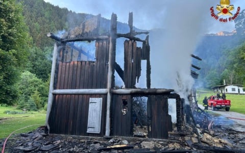 Incendio riduce in cenere una baita