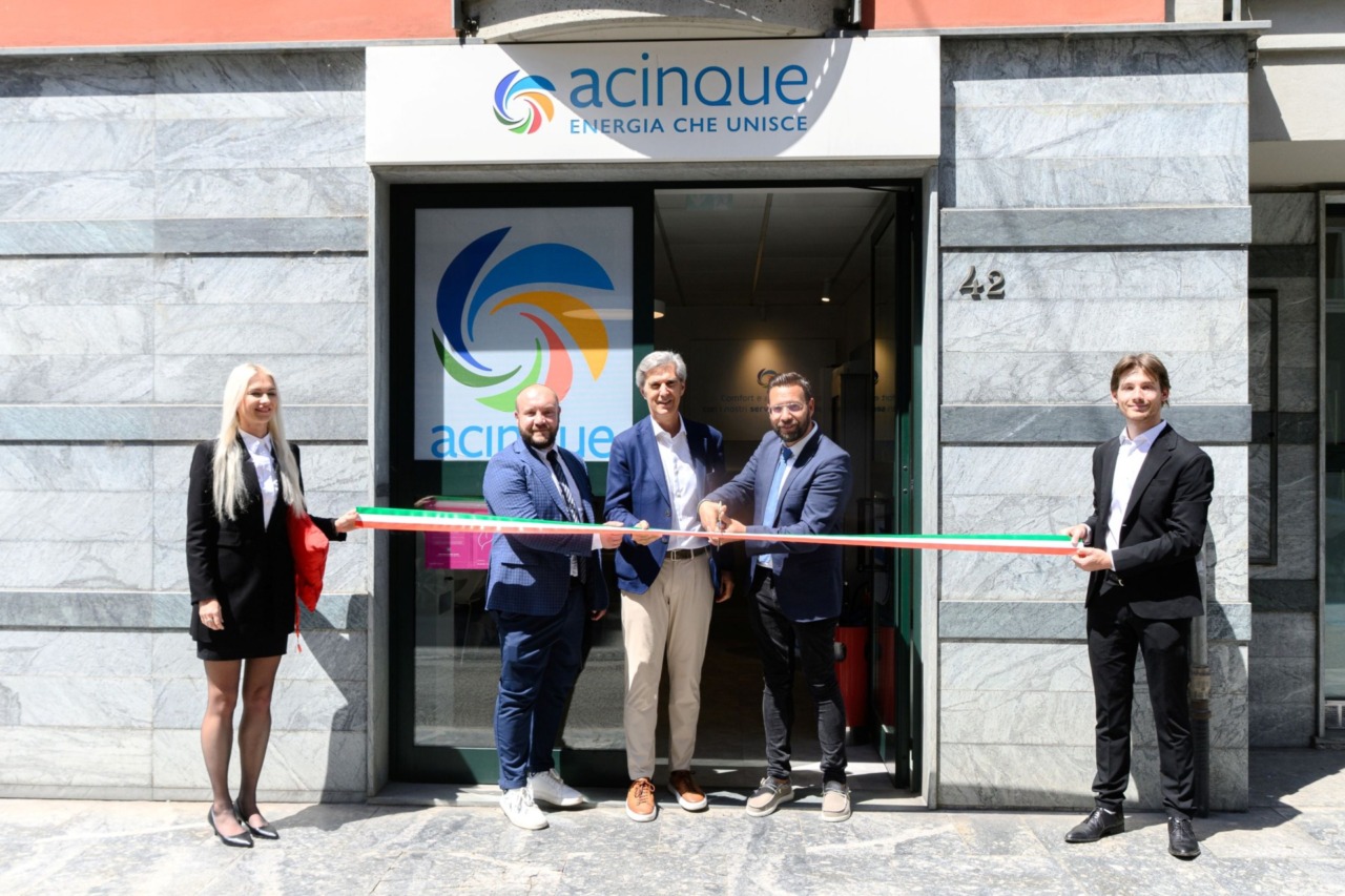 Rinnovato e migliorato lo sportello Acinque di Sondrio
