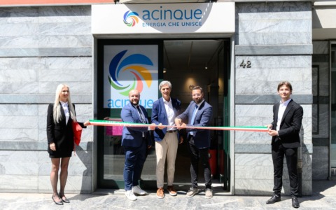Rinnovato e migliorato lo sportello Acinque di Sondrio