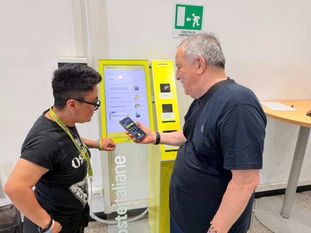 Sempre più over 80 usano l’app di Poste Italiane