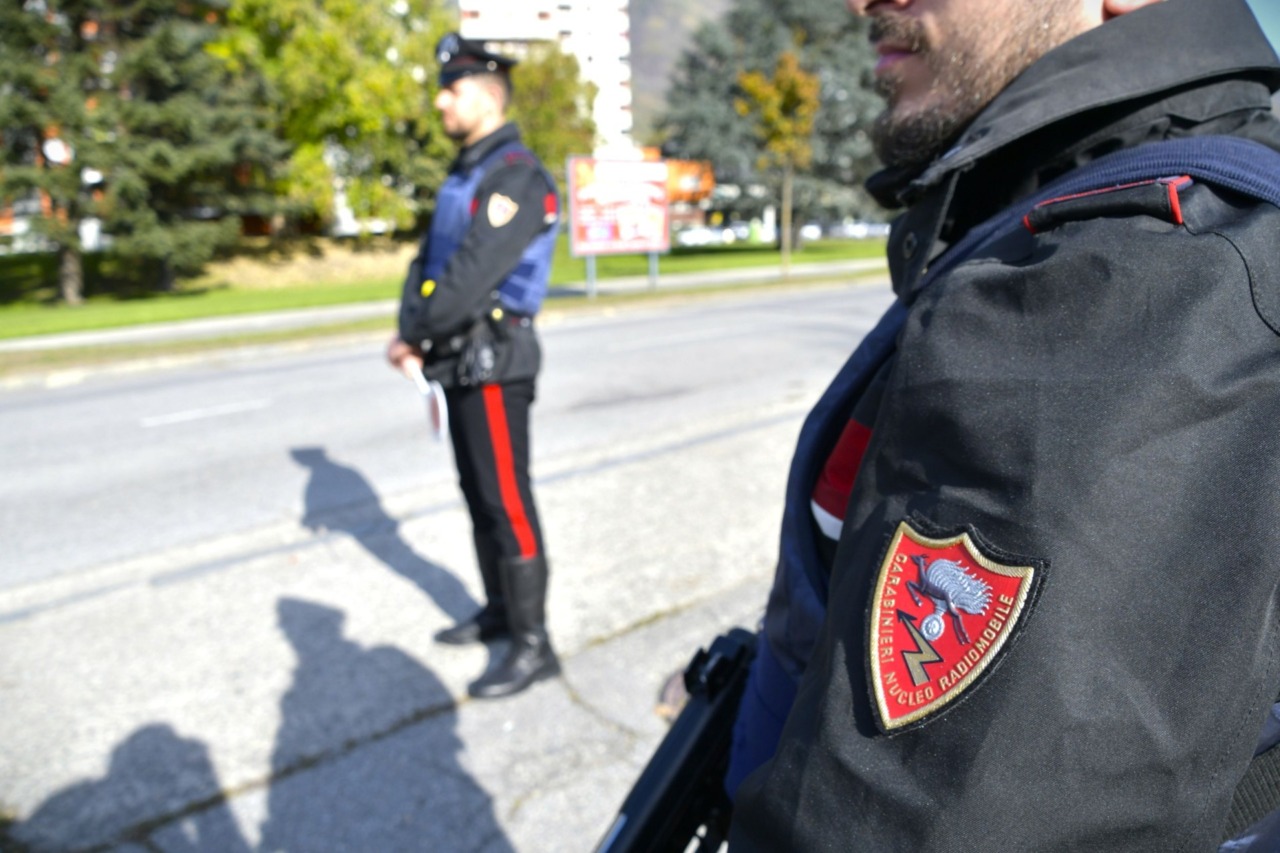 Sorpreso con la droga in auto, 24enne in manette