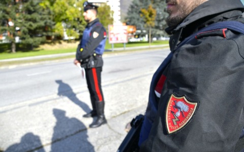 Sorpreso con la droga in auto, 24enne in manette