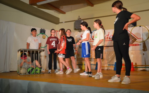 “Da grande farò… canestro”, il teatro come lezione di vita per gli alunni della primaria