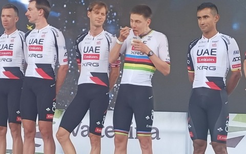 Tour de Suisse, una grande festa. E Pogacar mangia i pizzoccheri con tanti campioni