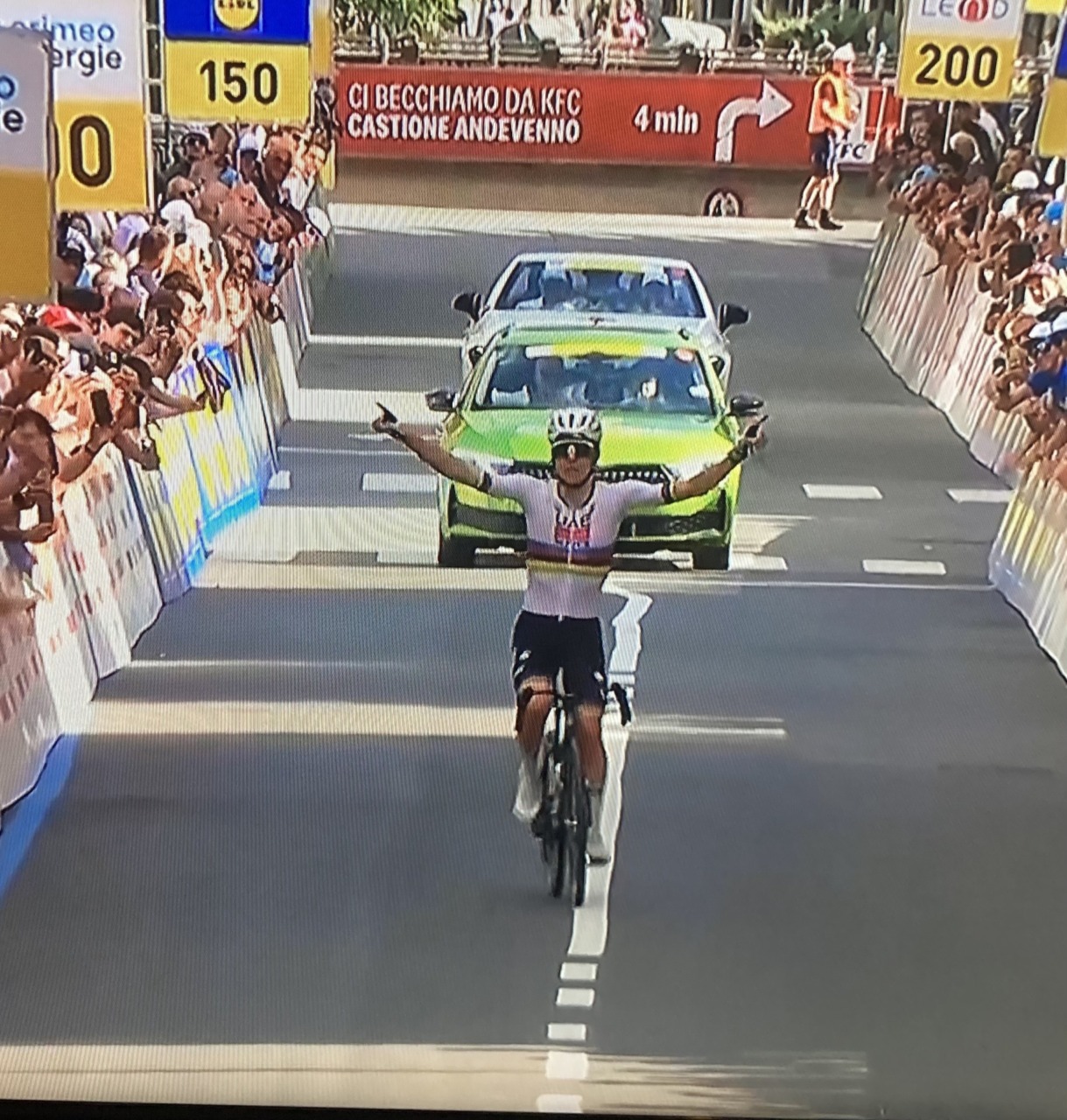 Tadej Pogacar umilia gli avversari al Tour de Suisse