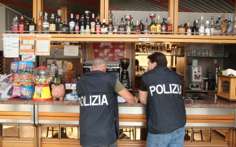 Rissa in un bar, Daspo urbano a 5 stranieri