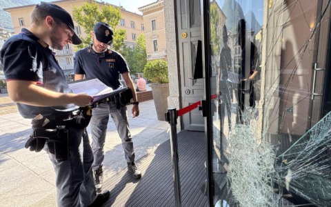 Dà in escandescenze in un locale, poi assale e insulta i poliziotti: arrestato