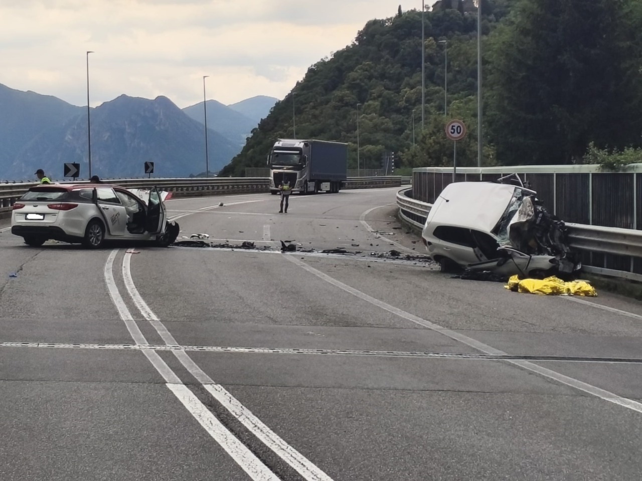 Tragico schianto, morte due giovanissime sorelle