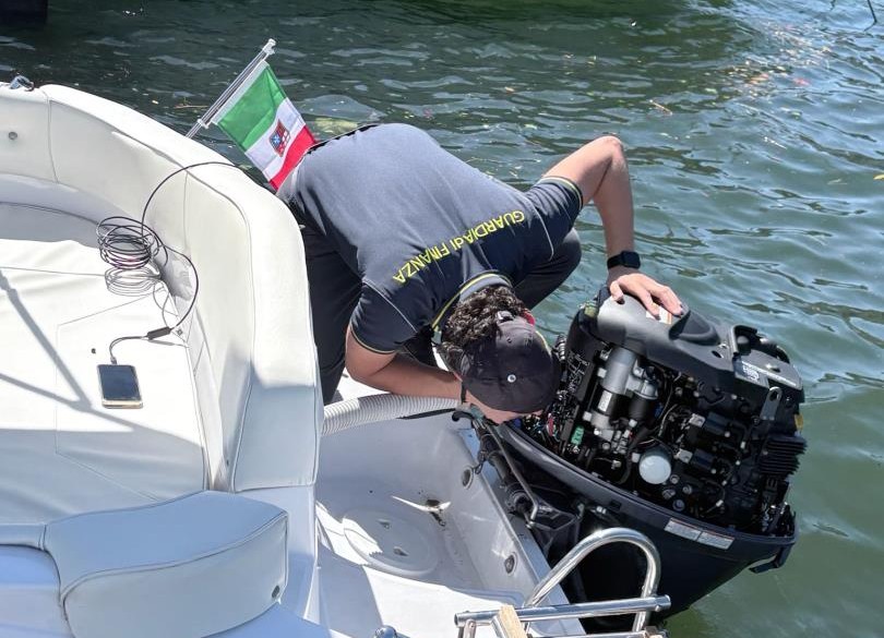 Motori manomessi, sequestrate cinque imbarcazioni
