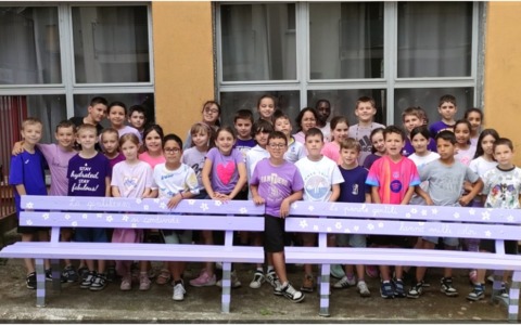 Alla scuola di Regoledo inaugurate le panchine della gentilezza
