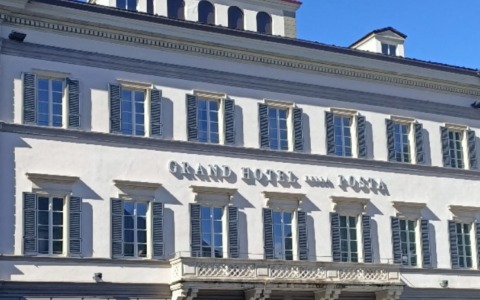 Danneggia la vetrata dell’Hotel della Posta