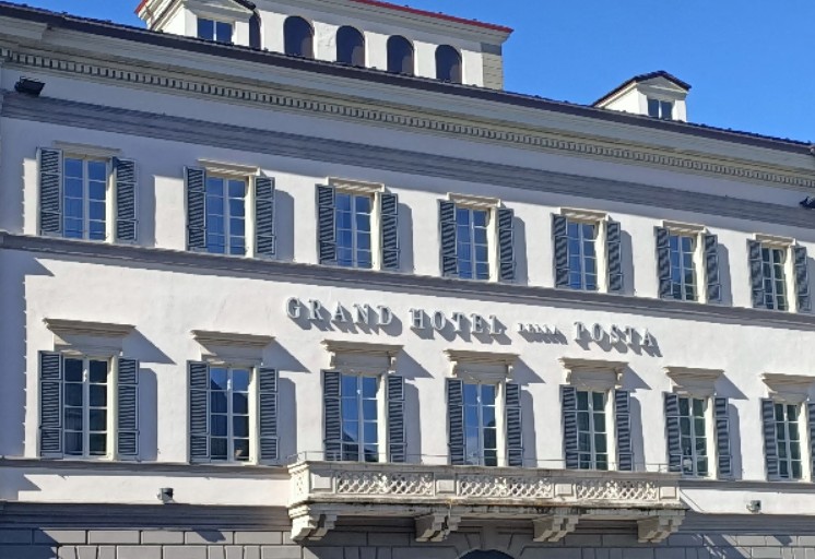 Danneggia la vetrata dell’Hotel della Posta