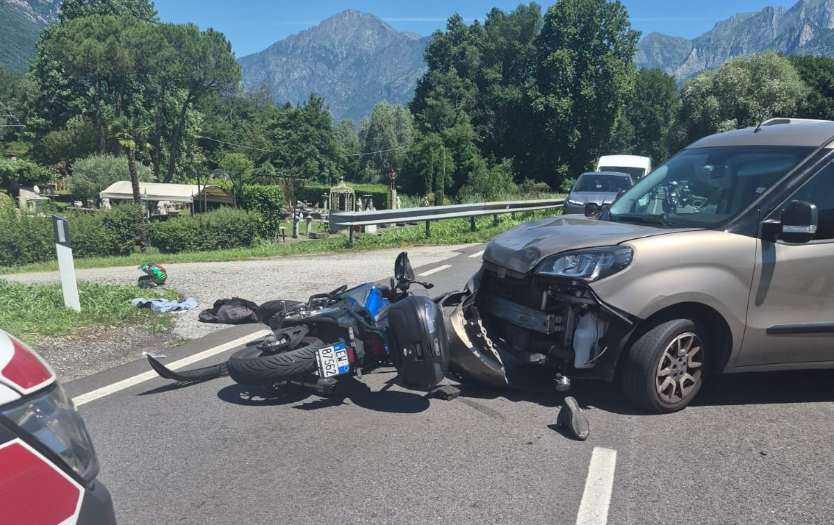 Incidente tra auto e moto, un ferito