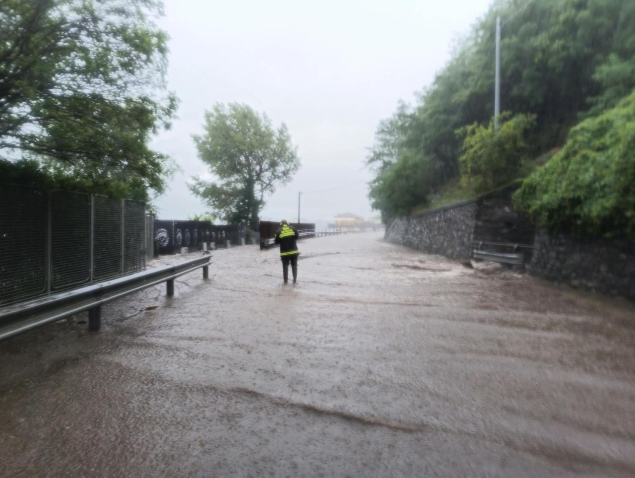 Maltempo, chiusa la Statale Regina. Criticità anche in Valtellina