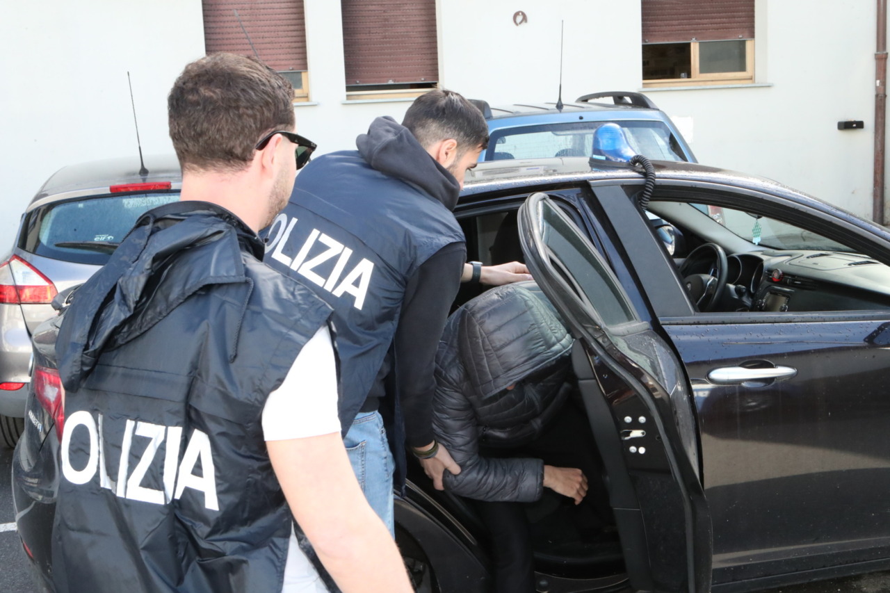 Furti, rapina e violenza: arrestato
