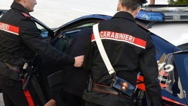 Tentano di derubare un’anziana, arrestati