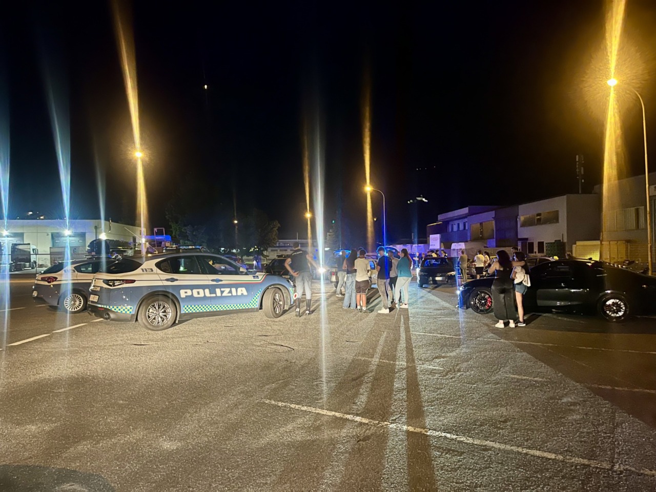 Organizza una gara clandestina di auto super sportive, 24enne denunciato