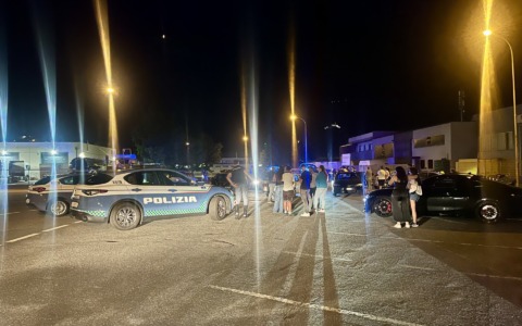 Organizza una gara clandestina di auto super sportive, 24enne denunciato