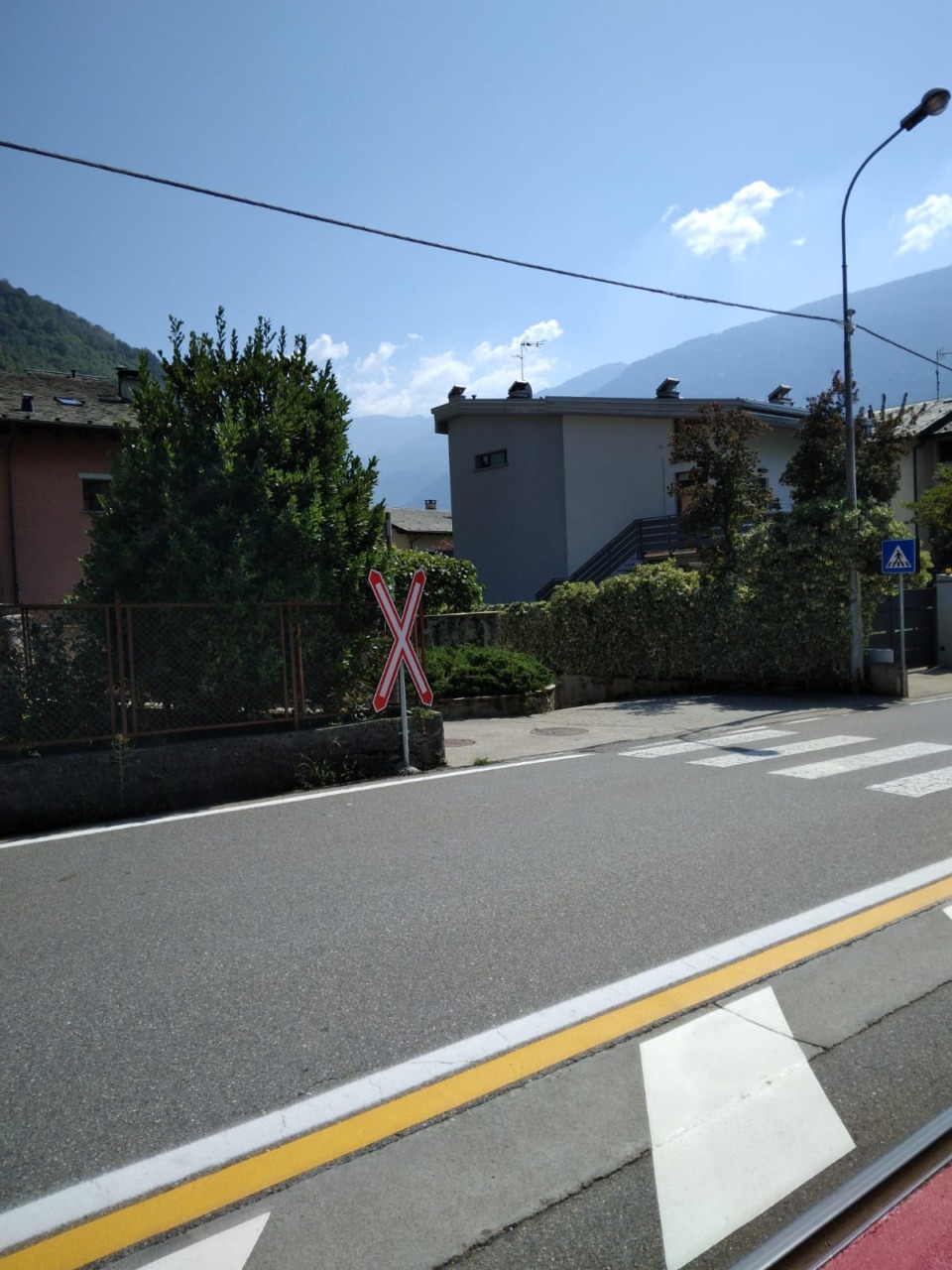 Via Elvezia è diventata un crocevia di barriere