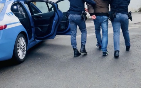 Minaccia gli operatori sanitari e tenta di sferrare un pugno a un poliziotto, arrestato
