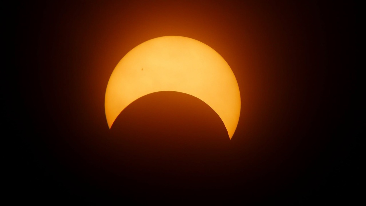 E’ eclissi mania, ma vederla da noi sarà complicato