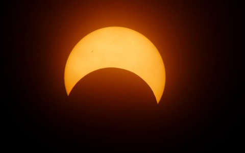 E’ eclissi mania, ma vederla da noi sarà complicato