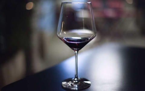 Effetti della dipendenza da alcool: conseguenze fisiche, psicologiche e sociali